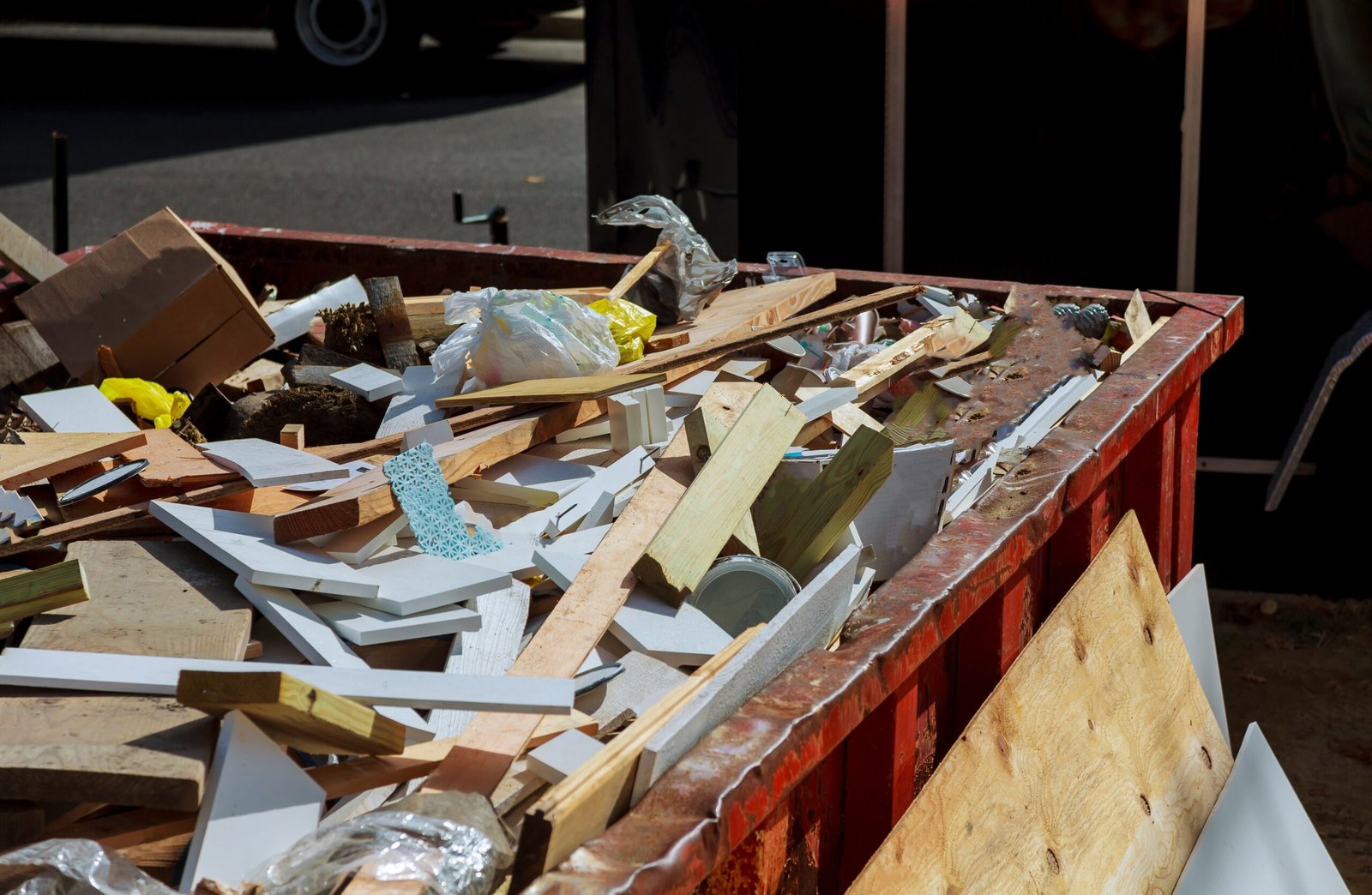 Container mit Sperrmüll und Bauschutt