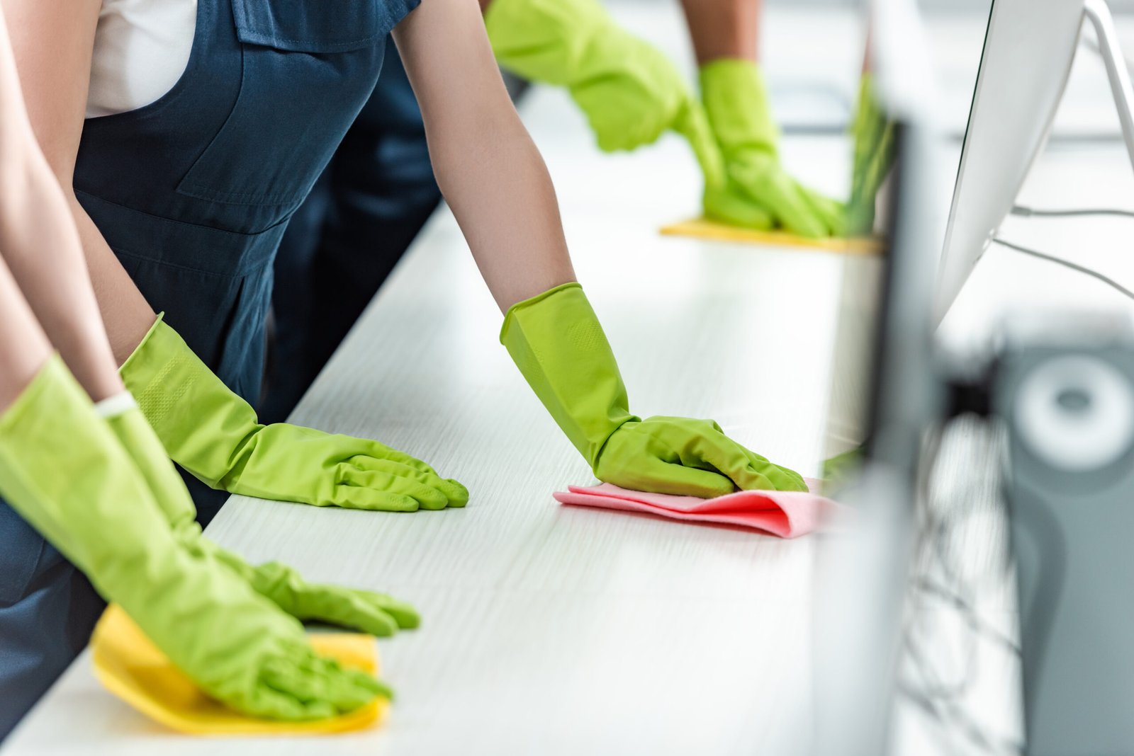 Frisch gereinigte leere K&uuml;che vor der Wohnungs&uuml;bergabe