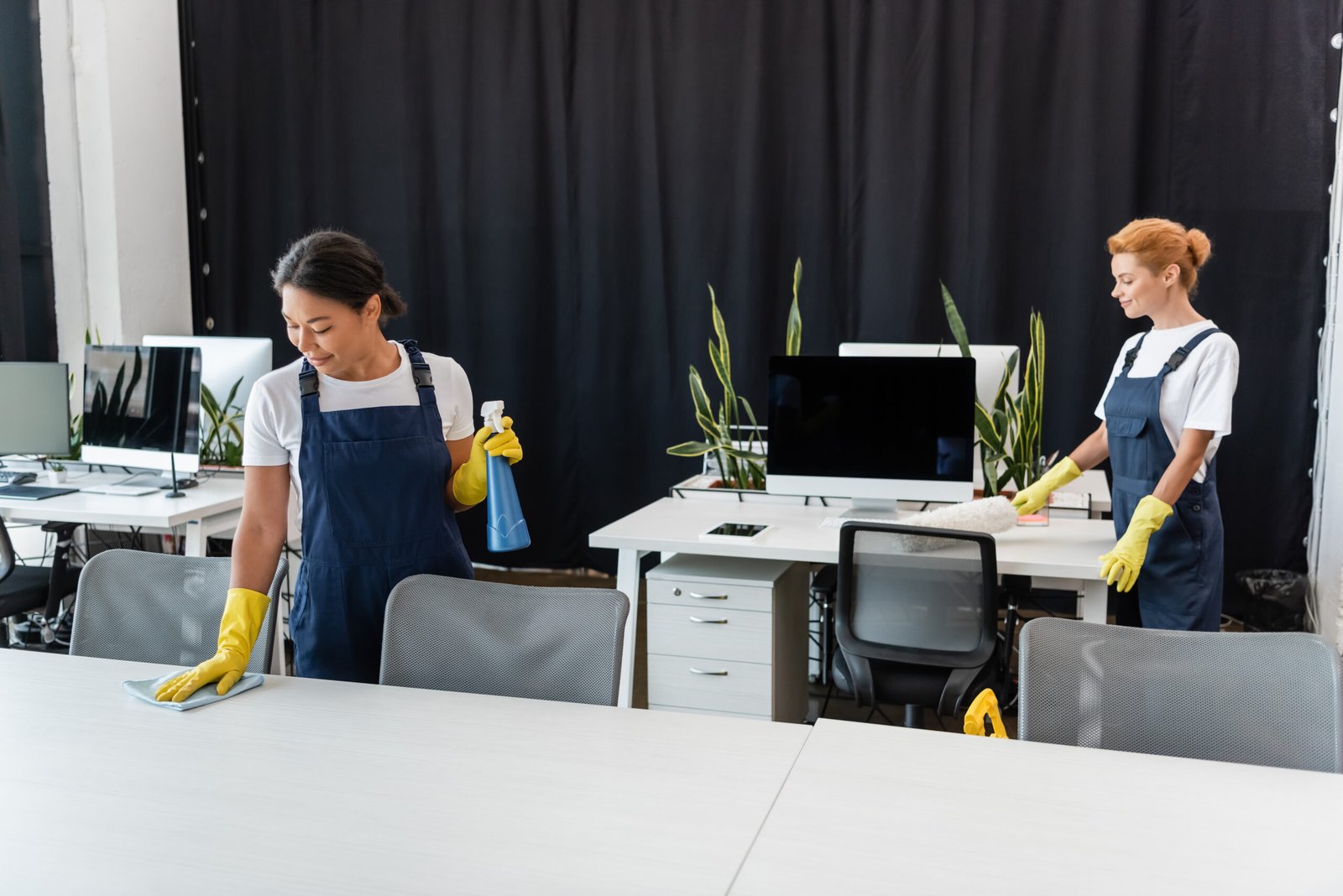 Reinigungskraft von MK Transport wischt B&ouml;den in einem B&uuml;ro
